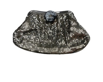 Pochette vintage Whiting & Davis in maglia d'argento con chiusura a bottone decorativo
