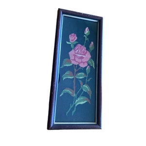 vintage encadré à la main cousu Rose Floral Needlepoint Picture sur noir