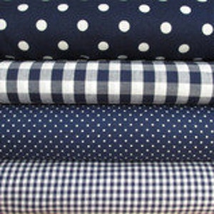 Könnte beinhalten: Vier Rollen Stoff in Marineblau und Weiß mit verschiedenen Mustern. Die oberste Rolle ist marineblau mit weißen Punkten, die zweite Rolle ist weiß und marineblaues Gingham, die dritte Rolle ist marineblau mit winzigen weißen Punkten und die vierte Rolle ist weiß und marineblaues Gingham.