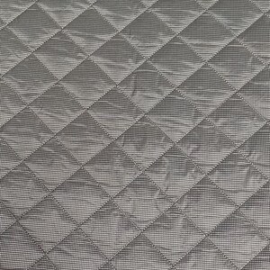 Op de afbeelding: Close-up van een grijze, gestikte stof met een ruitpatroon. De stof heeft een subtiele glans en een textuur.