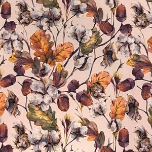 Op de afbeelding: Een naadloos patroon met witte katoenen bollen, bruine eikels en geelbruine eikenbladeren op een lichtbeige achtergrond.