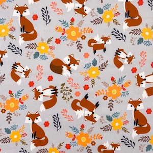 Könnte beinhalten: Ein sich wiederholendes Muster aus Cartoon-Füchsen, orangefarbenen und gelben Blumen und Blättern auf hellgrauem Hintergrund. Die Füchse sind braun mit weißen Brüsten und Schwänzen. Geeignet für Stoff oder Tapeten.