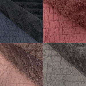 Op de afbeelding: Een collage van vier panelen met dekens die een gewatteerde, gladde kant en een pluche imitatiebont kant hebben. De kleuren zijn marineblauw, donkerrood, oudroze en antracietgrijs, elk met een duidelijk zichtbaar doorgestikt ruitpatroon.