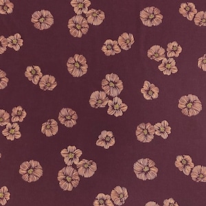 Könnte beinhalten: Burgunderfarbener Hintergrund mit einem sich wiederholenden Muster aus stilisierten, hellbraunen Blumen. Jede Blume hat mehrere Blütenblätter und eine gelbe Mitte. Das Blumenmuster ist gleichmäßig verteilt.