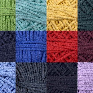 Könnte beinhalten: Eine Sammlung von 10 verschiedenen Farben Baumwollseil, jede zu einer Kugel gewickelt. Die Farben sind grün, hellblau, gelb, dunkelgrün, marineblau, königsblau, rot, burgunderrot, hellblau und lavendel.