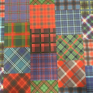 Könnte beinhalten: Nahaufnahme eines Patchworks aus verschiedenen Tartanmustern in Rot, Grün, Blau und Grau. Die Stoffquadrate sind in einem Raster angeordnet und zeigen verschiedene Karomuster. Das Bild zeigt die vielfältigen Farbkombinationen und Texturen des Stoffes.