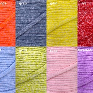 Peut inclure: Une collection de bobines de fil de couleur, en différentes couleurs, notamment orange fluo, gris, jaune, rouge, bleu clair, vert, rose et lavande.