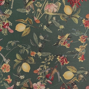Könnte beinhalten: Ein dunkelgrüner Stoff mit einem komplexen Webmuster aus gelben Zitronen, verschiedenen kleinen Vögeln sowie rosa und roten Blüten mit grünen Blättern. Das Design zeigt ein dichtes botanisches und vogelartiges Motiv auf der gesamten Stoffoberfläche.