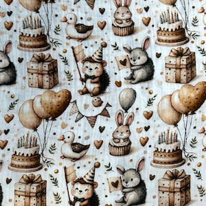 Può includere: Tessuto bianco con un motivo ripetuto di illustrazioni a tema compleanno. Il design include torte, palloncini, scatole regalo, anatre, conigli, ricci e forme di cuore in tonalità marroni e beige.