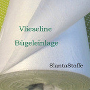 Può includere: Rotolo bianco di interfodera termoadesiva, nota anche come Vlieseline, per progetti di cucito e artigianato. L'etichetta riporta "Vlieseline B"geleinlage" e "SlantoStoffe".