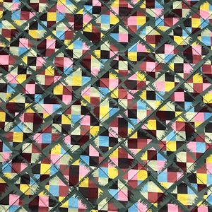 Könnte beinhalten: Gesteppter Stoff mit einem sich wiederholenden geometrischen Muster. Das Design zeigt Quadrate in verschiedenen Farben, darunter Rosa, Gelb, Blau und Burgunder, vor einem dunkelgrünen Hintergrund. Die Quadrate sind in einem Rautenmuster angeordnet.