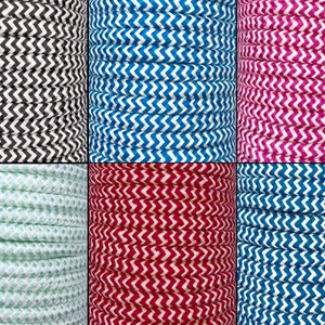 Könnte beinhalten: Eine Sammlung von bunten Schnüren mit einem Zickzackmuster. Die Schnüre sind zu Rollen gewickelt und in Schwarz-Weiß, Blau-Weiß, Rosa-Weiß, Hellblau-Weiß, Rot-Weiß und Türkis-Weiß erhältlich.