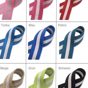 Könnte beinhalten: Neun verschiedene Farben von Band mit weißen Streifen. Die Farben sind rosa, rot, türkis, blau, petrol, beige, grün und schwarz.