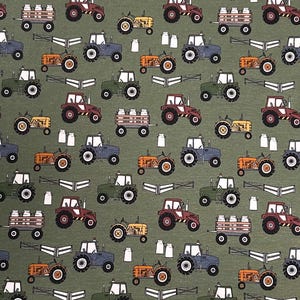 Può includere: Motivo ripetuto di trattori colorati in vari colori, tra cui rosso, verde, giallo e blu, su uno sfondo verde tenue. I trattori sono raffigurati con ruote bianche e sono intervallati da brocche di latte e attrezzature agricole.