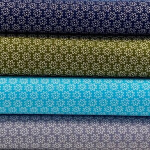 Può includere: Quattro campioni di tessuto con un motivo a stella bianca su sfondo blu navy, verde oliva, azzurro e grigio.