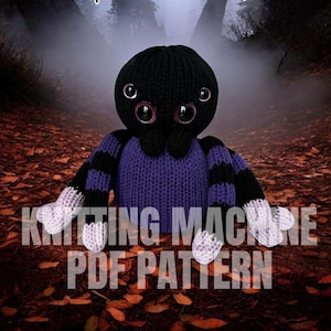 Könnte beinhalten: Ein gestricktes Spinnen-Stofftier mit schwarzem Kopf, violettem Körper und gestreiften Beinen mit weißen Spitzen. Die Spinne hat vier große, dunkle Augen mit rötlichen Rändern. Der Text KNITTING MACHINE PDF PATTERN ist über das Bild gelegt.