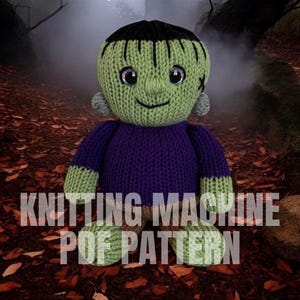 Peut inclure: Une poupée tricotée à la peau vert clair, aux cheveux noirs et aux grands yeux sombres, portant un pull violet avec des manches vert clair. La poupée a de petits boulons gris sur les côtés de la tête et une cicatrice. Texte : KNITTING MACHINE PDF PATTERN.