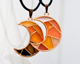 Collar luna, collar colgante en tonos rosas, beige, marrones, joyas de resina epoxi, oro, oro rosa