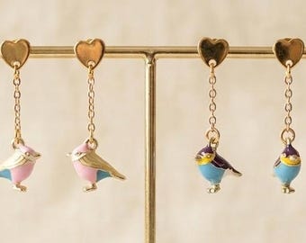 Pendientes de oro con forma de pájaro y detalles en forma de corazón • Colgantes de herrerillo común esmaltados • Joyería primaveral colorida • Regalo para amantes de las aves