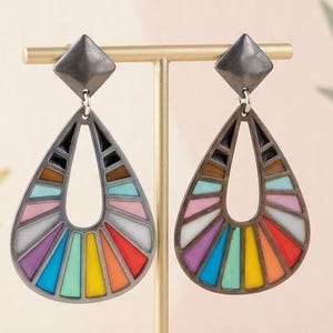 Progress Pride Tropfenohrringe | Handgemachter Schmuck | Regenbogen Statement-Ohrringe | LGBTQ+ Accessoire | Hängeohrringe