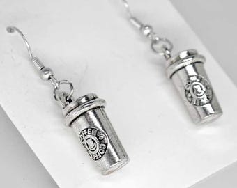 Collar y aretes con dijes de taza de café para llevar