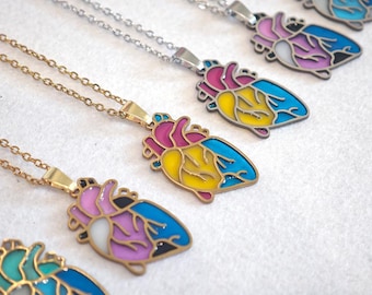 Orgullo del Corazón Anatómico | lesbianas, bisexuales, gays, trans, género fluido, no binarios, pansexuales | collares con mensajes queer sutiles en estilo vitral