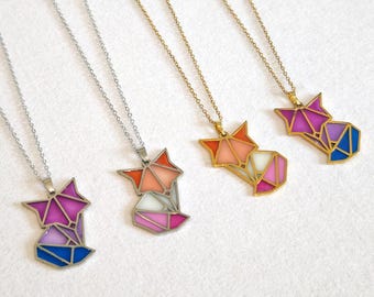 Collar con colgante de zorro/zorra, colores del orgullo, lesbiana, bisexual, no binaria, forma geométrica en vitral, LGBTQ+, acero inoxidable dorado/plateado.
