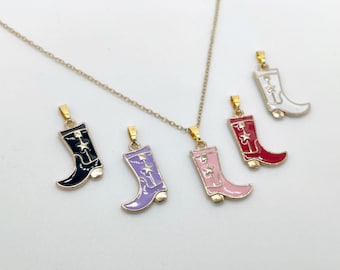Collar con colgante estilo Swifties de botas vaqueras/vaqueras, rosa, rojo, negro, blanco y morado