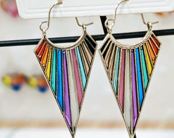 Elegante collar/pendientes en colores Progress Pride, forma geométrica en estilo vitral, forma de V LGBTQ+