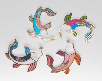 Elegante pendiente Koi - Colores del orgullo: Lesbianas, género fluido, transgénero o polisexuales, joyería de moda dorada, LGBTQ+