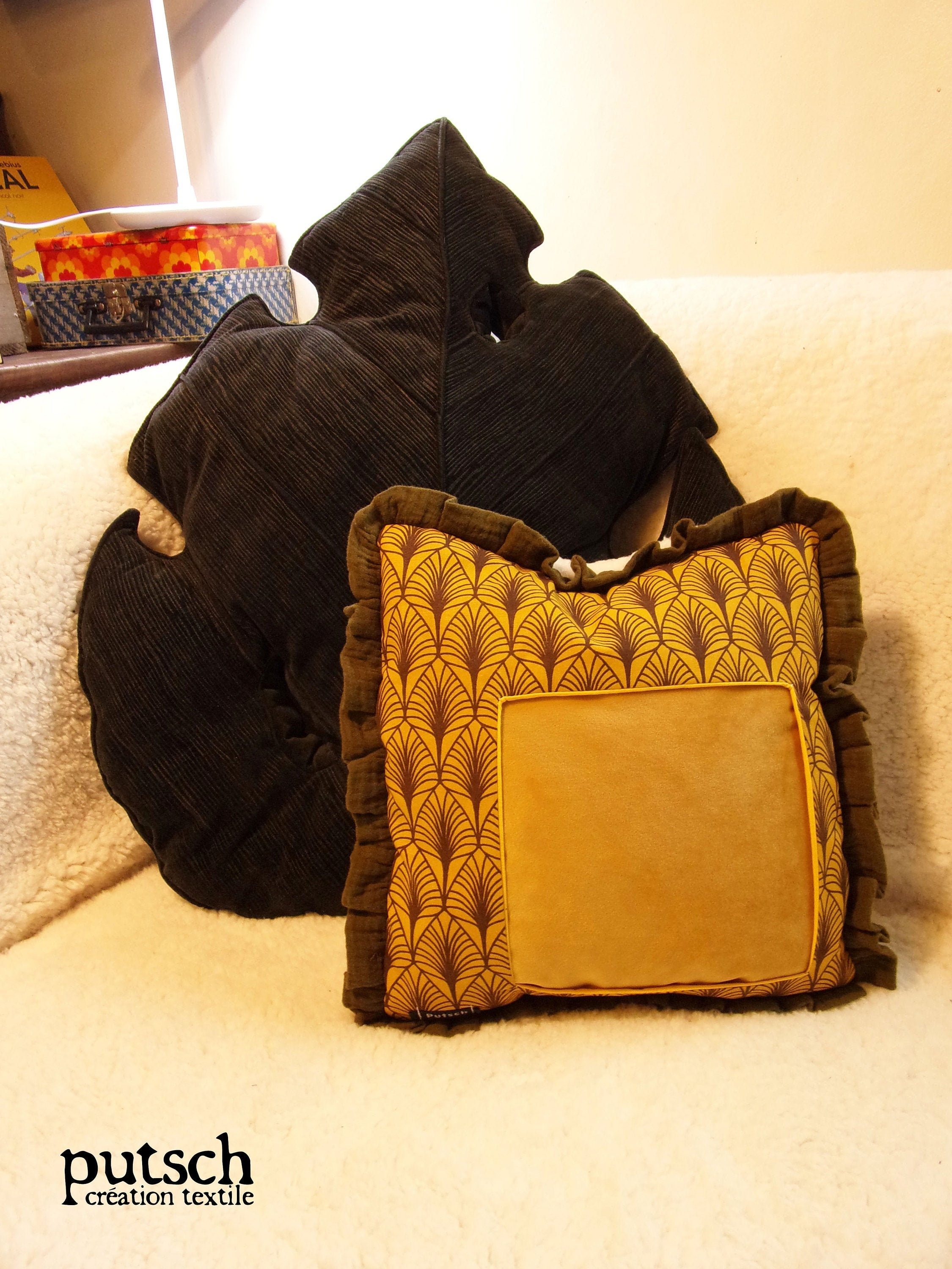 Coussin Surprise Saint Valentin Jaune et Marron Yellow & Brown Valentine's Day Surprise Cushion