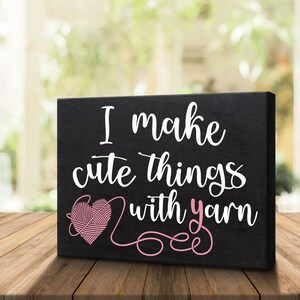 Letrero "Hago cosas lindas con hilo" - Decoración divertida para el cuarto de manualidades para amantes del hilo - Regalos para tejedores, crocheteros y artesanos imagen 3