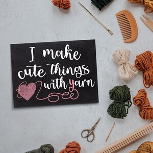 Letrero "Hago cosas lindas con hilo" - Decoración divertida para el cuarto de manualidades para amantes del hilo - Regalos para tejedores, crocheteros y artesanos imagen 4
