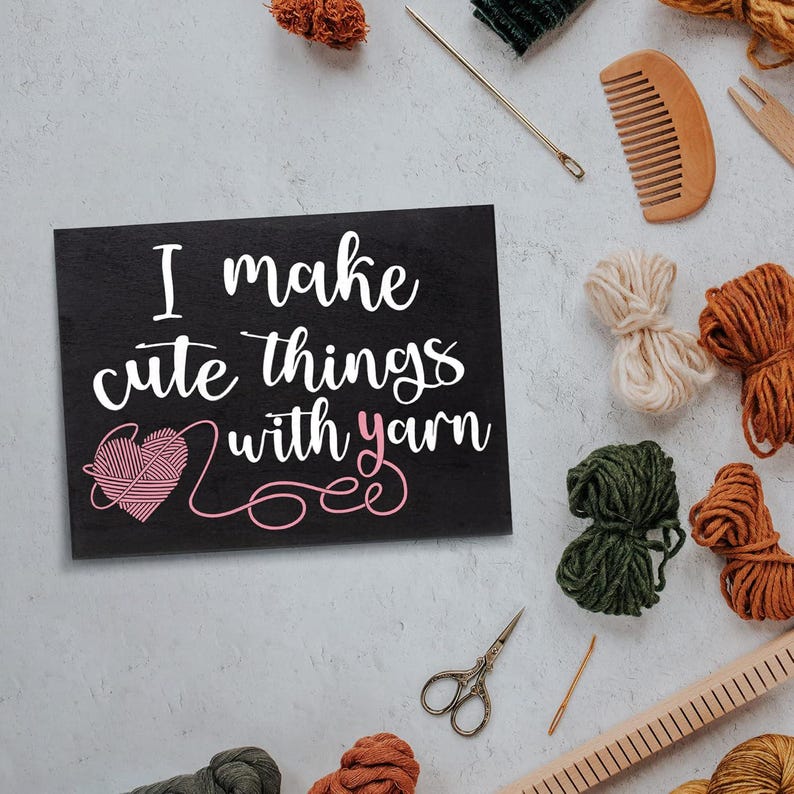 Letrero "Hago cosas lindas con hilo" - Decoración divertida para el cuarto de manualidades para amantes del hilo - Regalos para tejedores, crocheteros y artesanos imagen 4