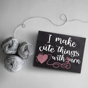 Letrero "Hago cosas lindas con hilo" - Decoración divertida para el cuarto de manualidades para amantes del hilo - Regalos para tejedores, crocheteros y artesanos imagen 5