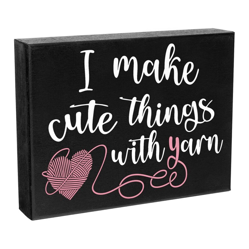 Letrero "Hago cosas lindas con hilo" - Decoración divertida para el cuarto de manualidades para amantes del hilo - Regalos para tejedores, crocheteros y artesanos imagen 7