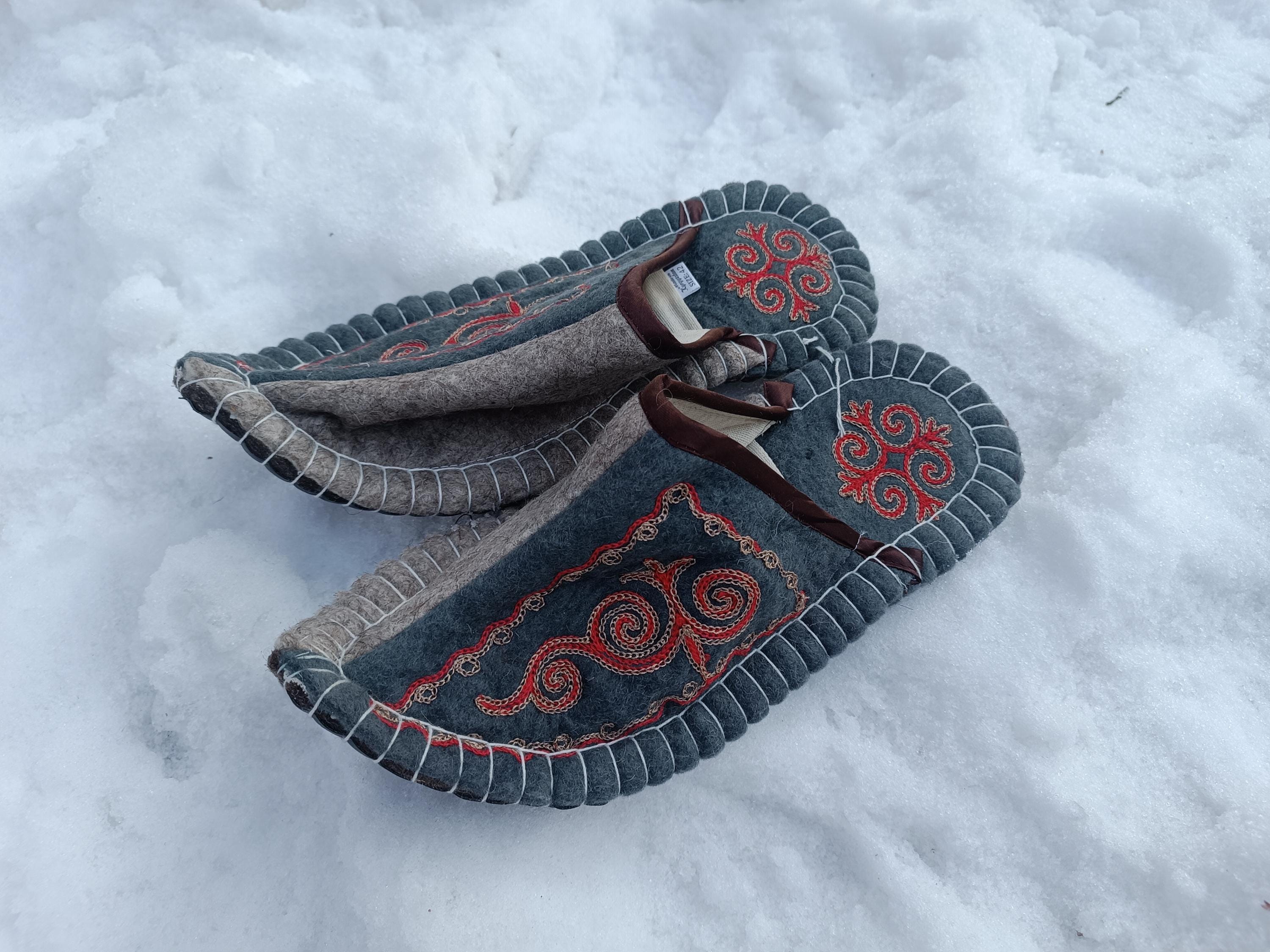 Chaussons écologiques en laine feutrée brodée bleue pour hommes