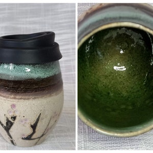 Puede incluir: Un termo de cerámica hecho a mano con tapa de silicona negra. El termo presenta una base beige moteada con un diseño floral, una banda marrón y una banda turquesa cerca de la parte superior. El interior es de color verde oscuro.