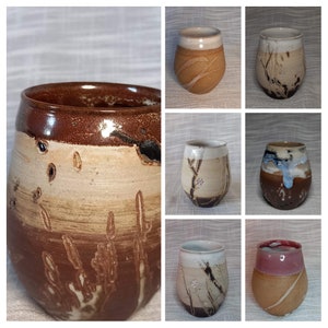 Puede incluir: Conjunto de 7 tazas de cerámica con diferentes esmaltes marrones, blancos y beige. Cada taza tiene un diseño único con patrones abstractos y pinceladas. Las tazas están hechas a mano y tienen una estética rústica y terrosa.