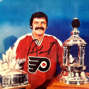 Bernie Eltern Philadelphia Flyers NHL Hockey Signiertes 20 x 30 cm Foto w / COA & Hologramm