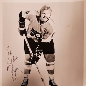 Bob Kelly # 9 des Flyers de Philadelphie Broad Street Bullies Hockey LNH 8,5 x 11 po autographiée avec hologramme du COA