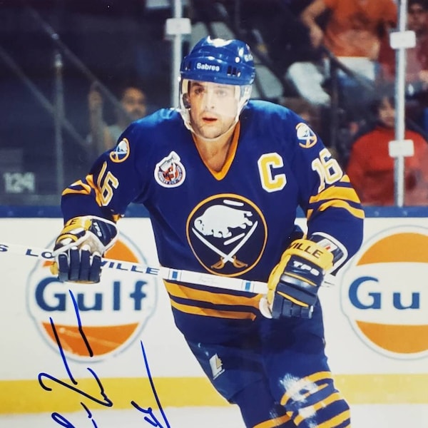 Pat LaFontaine Buffalo Sabres NHL Hockey Hand ondertekende handtekening 8,5 "x 11" foto w/LoA & hologram