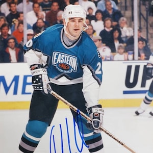 John LeClair signerade Philadelphia Flyers. Foto: NHL-autograf med LoA.