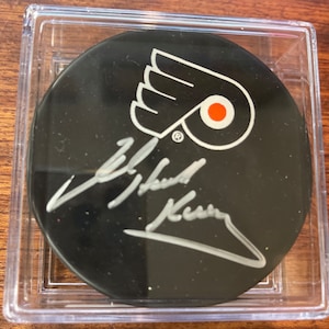 Bob Kelly handsignierte handsignierte Philadelphia Flyers NHL Hockey Puck w / LoA + Hologramm