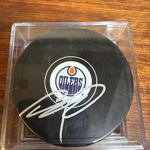 Disco oficial da NHL do Edmonton Oilers autografado por Connor McDavid com carta de compromisso