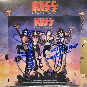KISS「デストロイヤー 45周年記念」ダブルCD、ステッカー2枚付き、ジーン・シモンズとポール・スタンレーによるブルーインクの直筆サイン入り、LOA付き