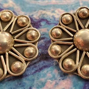 Vintage Sterling Silver Geometric Floral Pattern Clip-on Earrings 1&quot; Diameter