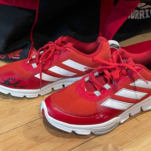 Tony DeAngelo # 77 NHL Carolina Hurricanes Handsignierte und signierte Adidas Schuhe mit LOA Hologramm