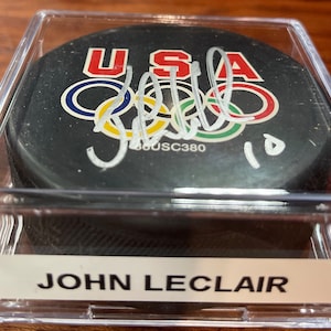 John LeClair #10 Handsignerad Autograferad USA Hockey Olympics Hockeypuck med LoA + Hologram