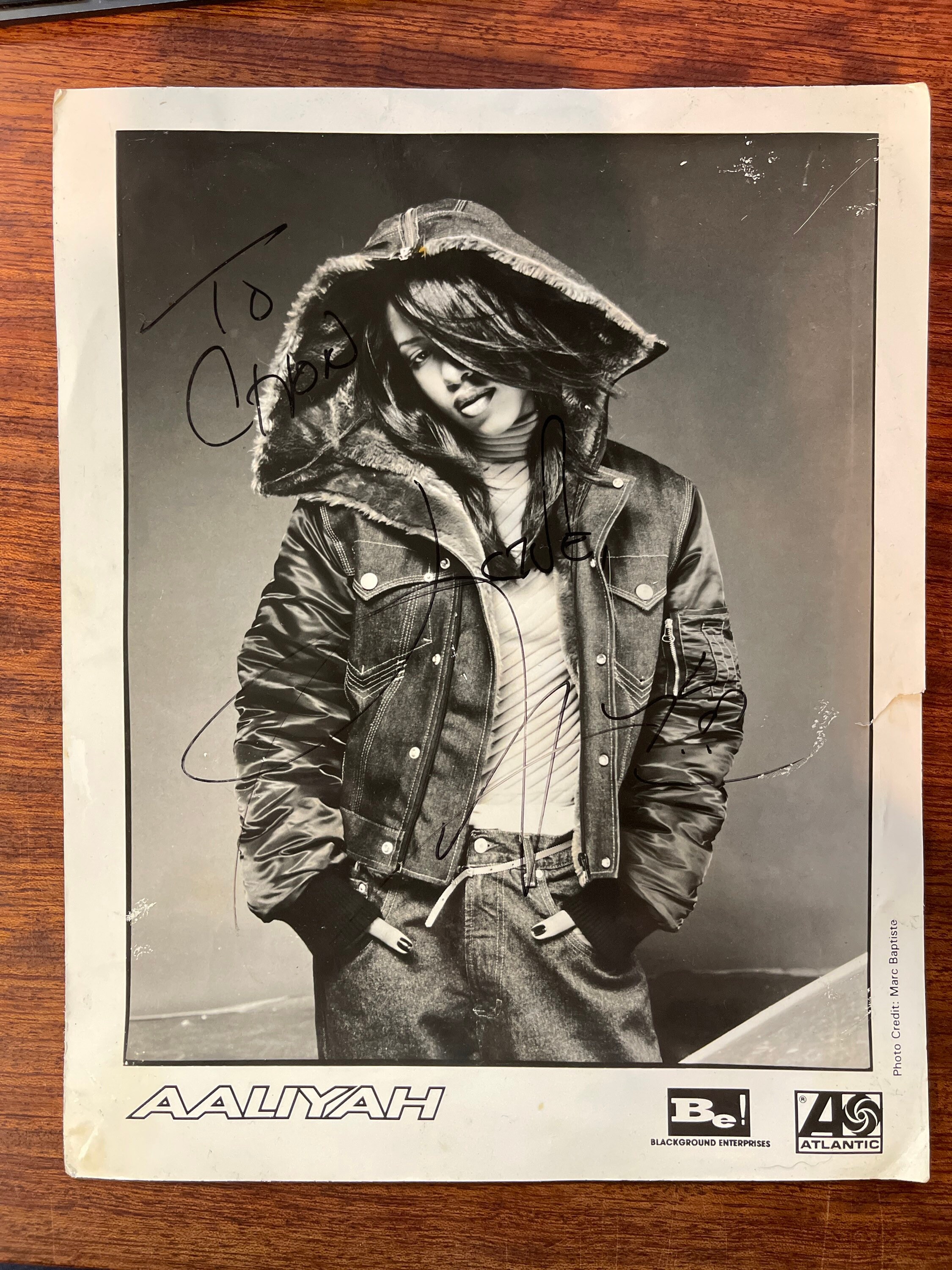 アリーヤ直筆サイン入りプレスプロモーション写真（チョン・ラブより